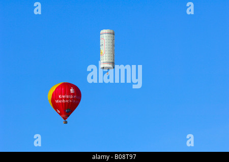 Zwei Heißluftballons in einen blauen Himmel, Bad Wiessee, Upper Bavaria, Bavaria, Germany Stockfoto