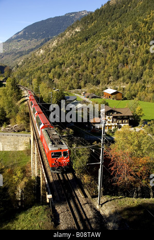 Glacier-Express auf Grengiols zu überbrücken, Schweiz, Wallis Stockfoto