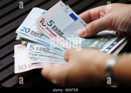 Frau, Geld, Euro-Banknoten zählen Stockfoto