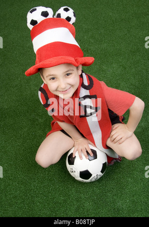 Junge als österreichische Fußball-fan Stockfoto