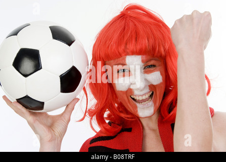 Frau als Schweiz-Fan, Jubel und mit einem Fußball in der hand Stockfoto