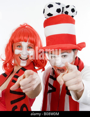 Österreichischen und schweizerischen Fußball-Fans, EURO 2008. Ein Mann und eine Frau, die auf der Kamera zeigen Stockfoto