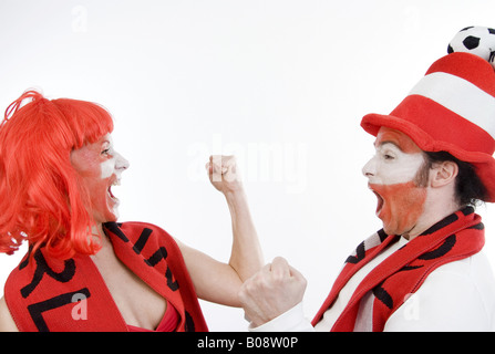 Österreichischen und schweizerischen Fußball-Fans, EURO 2008. Mann und Frau mit geballten Fäusten jubeln Stockfoto
