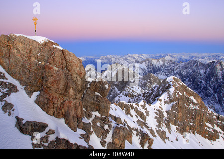 Deutsche Alpen; Blick von der Zugspitze im Winter morgens Stimmung, Deutschland, Bayern Stockfoto