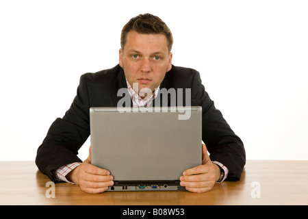 40 Jahre alte Geschäftsmann sitzt am Schreibtisch vor laptop Stockfoto