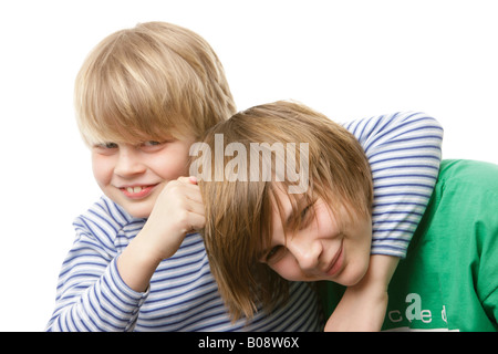 10 und 13 Jahre alten Jungen spielen kämpfen Stockfoto