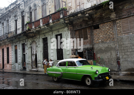 Grüne alte Autos in den Straßen von Havanna, Kuba, La Habana Stockfoto