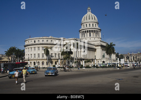 Capitol mit blauen Oldtimer in Havanna, Kuba, La Habana Stockfoto