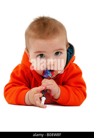 Baby mit Carneval Krachmacher Stockfoto