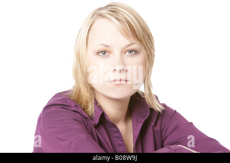 Bildnis einer blonden Frau trägt ein lila Hemd Stockfoto