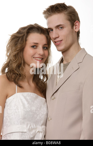 Jung, paar lächelnd verkleidet Stockfoto