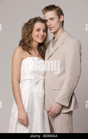 Jung, paar lächelnd verkleidet Stockfoto