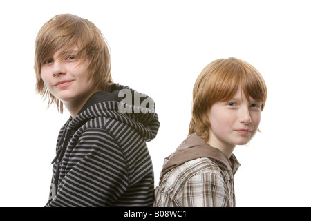 Zwei Jungs, 12 und 13 Jahre alt, wieder zurück Stockfoto