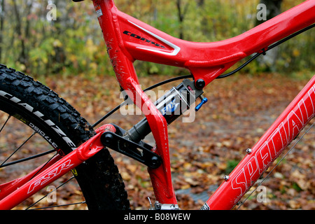 Gas-gefüllter Stoßdämpfer auf einem voll gefeckten Mountainbike Stockfoto