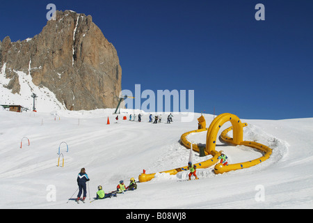 Kinder Skischule, Ski Unterricht in Campitello-Col Rodella Skigebiet Canazei, Fassatal, Trentino, Italien Stockfoto