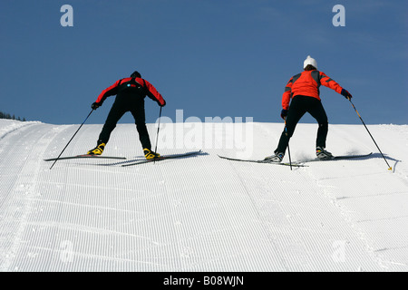 Langlaufen, Skifahrer zu Fuß bergauf Stockfoto