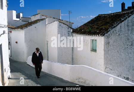 Mann auf einer Straße in weiß getünchten Stadt von Casares, Provinz Málaga, Andalusien, Spanien Stockfoto