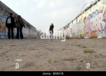 Touristen zu Fuß durch die "Tote Zone" der ehemaligen Berliner Mauer Stockfoto