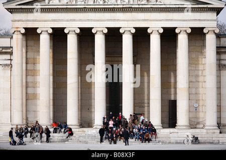 Menschen stehen auf Schritte, der Glyptothek, München, Bayern, Deutschland Stockfoto