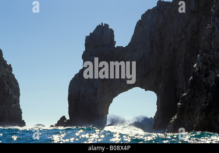 Wellen, die unter den Felsen El Arco Bogen in den Klippen von Cabo San Lucas, Baja California Sur, Mexiko Stockfoto