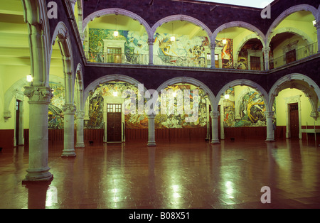 Wandmalereien hinter den Bögen der Atrium im Palacio de Gobierno städtische Regierungspalast, Aguascalientes, Mexiko Stockfoto