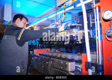 Arbeiter in einem Reinigungs- und Füllmaschine für Champagnerflaschen, Abfüllung Fabrik am Kessler Sekt Weingut, Esslingen, Ba Stockfoto