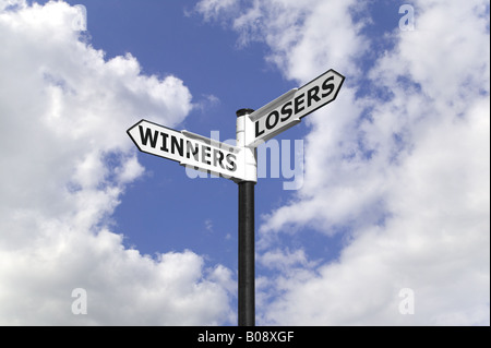 Gewinner und Verlierer auf ein Schild vor einem blauen bewölkten Himmel Stockfoto