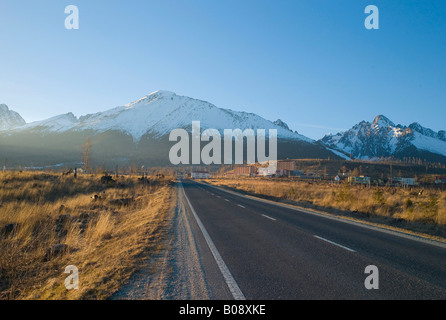 Gerade Straße, zum Tatranská Lomnica und den Karpaten, hohe Tatra-Spitzen (zurück) in der Nähe von Vysoké Tatry, Slowakei Stockfoto