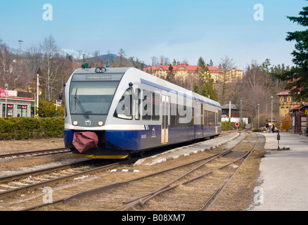 Tatra Vorortbahn in Tatranska Lomnica Bahnhof und das Grand Hotel Praha (zurück), Slowakei Stockfoto