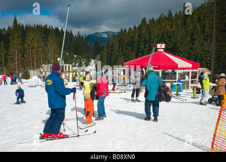 Skifahrer vor eine Erfrischung-Zelt auf dem Skigebiet Jasna, Niederen Tatra, Slowakei Stockfoto