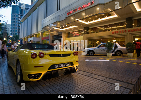 Gelben Ferrari parkte vor dem Meritus Mandarin Hotel, Orchard Road, Singapur, Südostasien Stockfoto