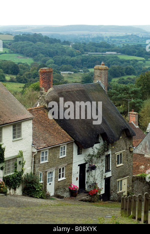 Reet und Ziegel überdachte Hütten in Gold Hill, englische Landschaft, Shaftesbury, Dorset, England, UK Stockfoto