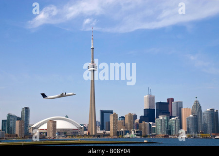 Die Skyline von Toronto mit einem Propellerflugzeug fliegen vorbei. Stockfoto