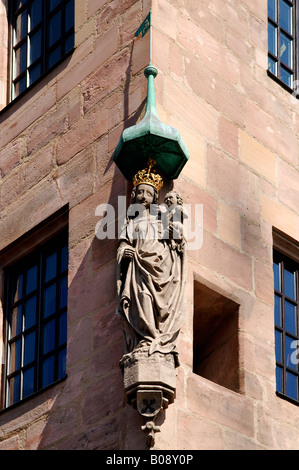 Statue der Jungfrau Maria mit Jesuskind an der Ecke eines Gebäudes in Nürnberg, Bayern, Deutschland Stockfoto