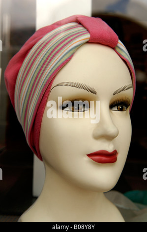 Weibliche Schaufenster Schaufensterpuppe tragen Headwrap, Erlangen, Middle Franconia, Bayern, Deutschland, Europa Stockfoto