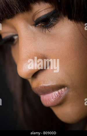Eine junge dunkelhäutige Frau Gesicht in Nahaufnahme Stockfoto