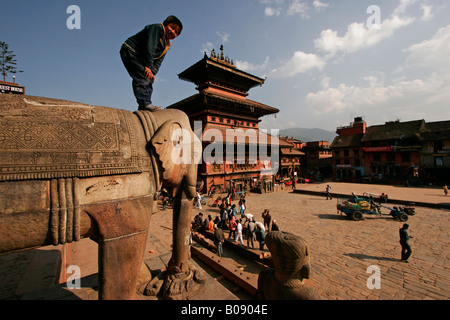 Kind spielt auf den Elefanten vor die Nyatapola-Pagode, Taumadhi Square, Bhaktapur, Nepal Stockfoto