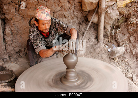 Töpfer bei der Arbeit auf einem Outdoor-Keramik-Platz in Bhaktapur, Nepal Stockfoto