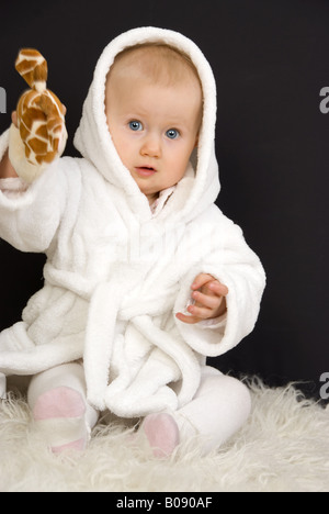 Baby im Bademantel Stockfoto