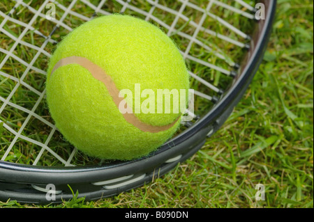 Nahaufnahme von einem Tennisball und Schläger auf dem Rasen Stockfoto