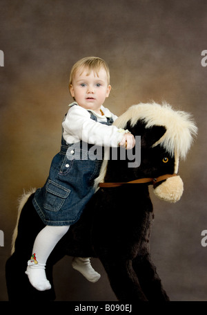 Mädchen auf einem Schaukelpferd Stockfoto
