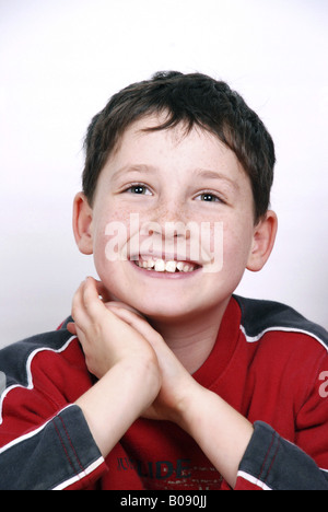 glücklicher Junge mit Sommersprossen Stockfoto
