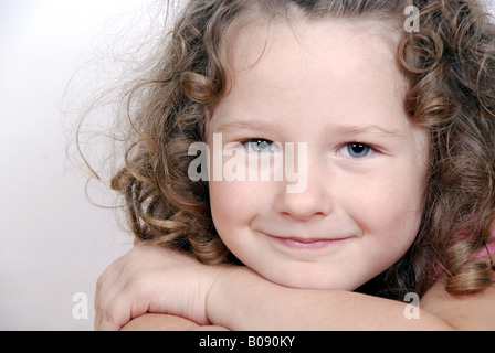 kleines Mädchen mit dem lockigen Haar Stockfoto