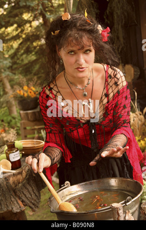 Hexe einen Trank zu kochen Stockfoto