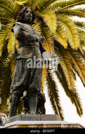 Statue des Malers Diego Velázquez vor einem Palm Tree, Sevilla, Andalusien, Spanien Stockfoto