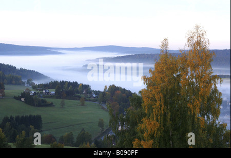 Nebel über Klingenthal, Deutschland, Sachsen Stockfoto