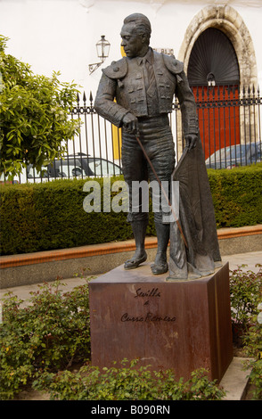 Statue von Torero Curro Romero, Francisco Romero López vor einer Stierkampfarena, Stierkampfarena in Sevilla, Andalusien, Spanien Stockfoto