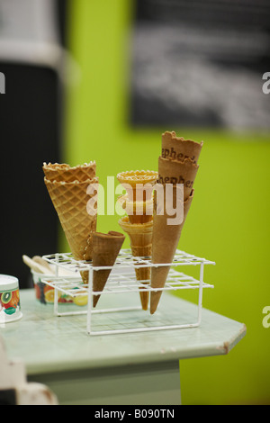 Die besten italienischen Eis – Creme Zapfen, sitzt auf einem Zähler nach oben in eine Eisdiele. Stockfoto
