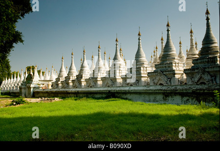 Viele weiße Stupas bilden mehrere Zeilen, Mandalay, Myanmar (Burma), Südost-Asien Stockfoto