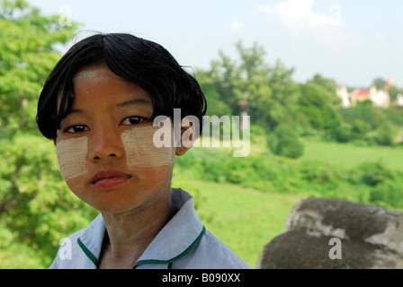 Mädchen, ihr Gesicht geschminkt mit Tanaka, Mandalay, Myanmar (Burma), Südost-Asien Stockfoto